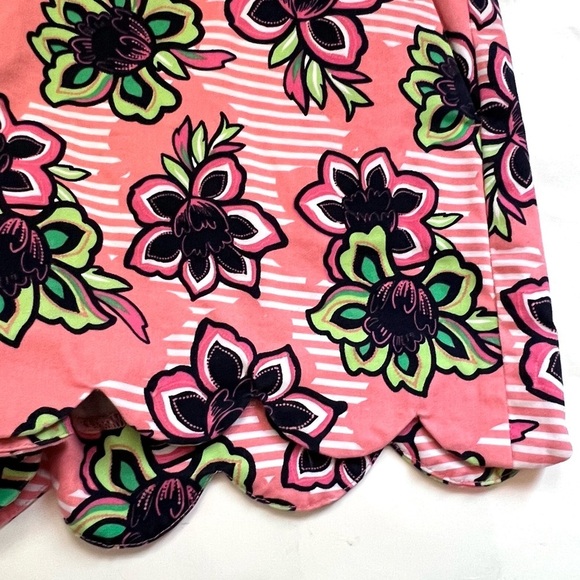Crown & Ivy Shelby Scalloped Hem Floral Pink Shorts Size 6 - Picture 3 of 9